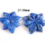 5451 - (2buc) Minipandantive, floare sculptata, lapis lazuli, albastru, 27-30mm