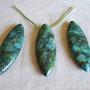 1b Chrysocolla pandantiv  58x20mm (SRG5 42)