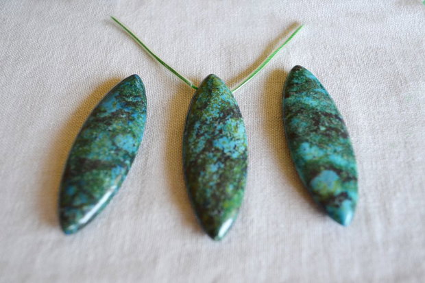 1b Chrysocolla pandantiv 58x20mm (SRG5 42)