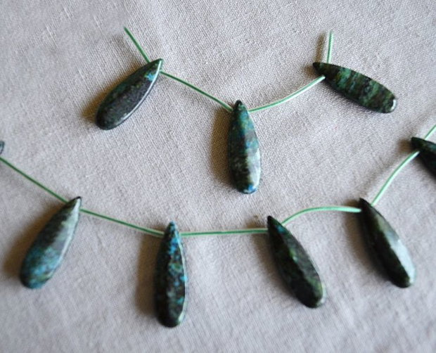1b Chrysocolla pandantiv lacrima fatetata 30x10mm (SRG5 43)