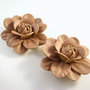 1900 - (1buc) Flori de aplicat, imitatie piele, ac de brosa si agrafa, 65mm
