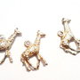 1b Charm  / pandantiv placat cu aur Girafa 20 x 17 mm (GPLAK 102 )