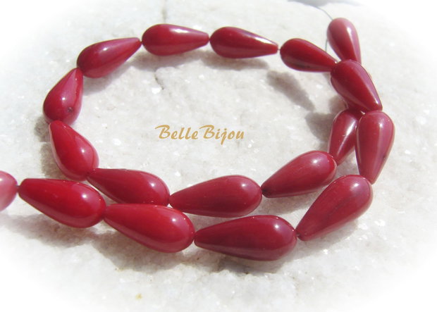 Picatura din pasta de coral rosu inchis aprox 6x12.5 mm