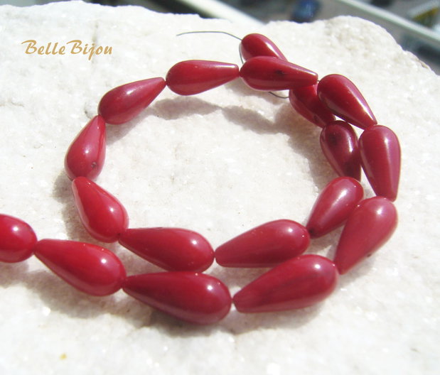 Picatura din pasta de coral rosu inchis aprox 6x12.5 mm
