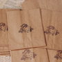 Set 10 buc pungute hartie natur stampilat manual - trandafir - plic cu burduf lateral