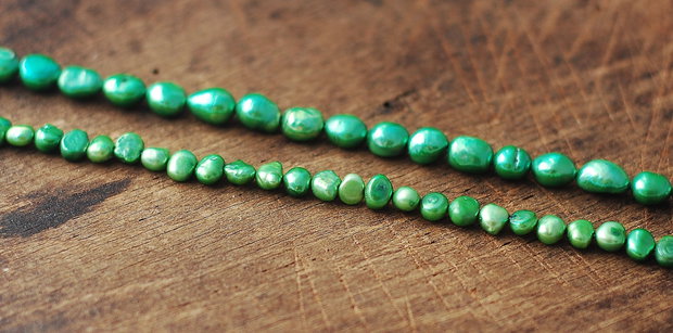 Sirag 38 cm perle de cultura verde gandacel - nuante foarte saturate - mini - 59 buc