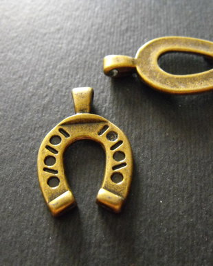 PANDANTIV POTCOAVA BRONZ - 28 X 18 MM