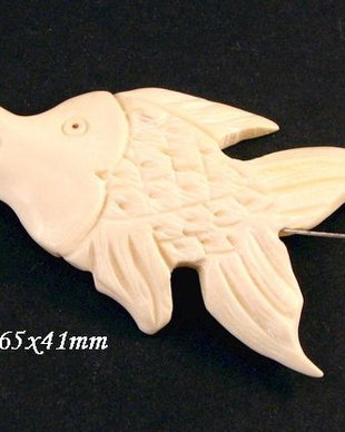 6067 - Pandantiv, os de bizon sculptat, pestisorul de aur