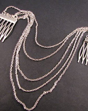 6072 - SET 2 piepteni metalici argintii si lantisoare