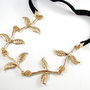 4450- Accesoriu pt par, linkuri / conectori frunze aliaj metalic auriu, snur elastic negru