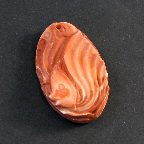 6098 - Pandantiv, malachit rosu natural sculptat, pestisorul de aur