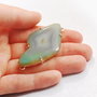 Conector cu agata felie masiva neregulata in nuante de verde mint in rama argintata
