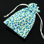 Saculeti din material textil alb cu floricele bleu , 10x6.5cm