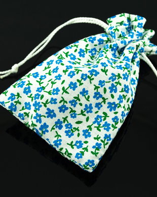 Saculeti din material textil alb cu floricele bleu , 10x6.5cm