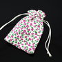 Saculeti din material textil alb cu floricele roz, 10x6.5cm.