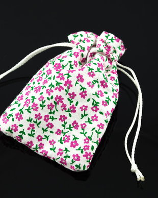 Saculeti din material textil alb cu floricele roz, 10x6.5cm.