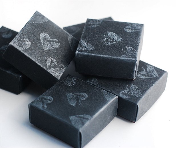 8 buc cutii din carton 150 gr/ mp negru cu maro ciocolatiu decorate si antichizate cu inimioare argintii