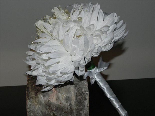 00396 - Buchet crizanteme albe şi crem