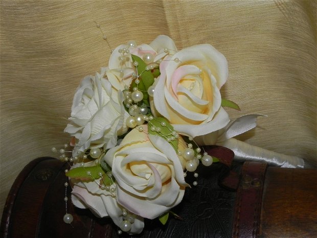 00325 - Buchet trandafiri alb şi crem