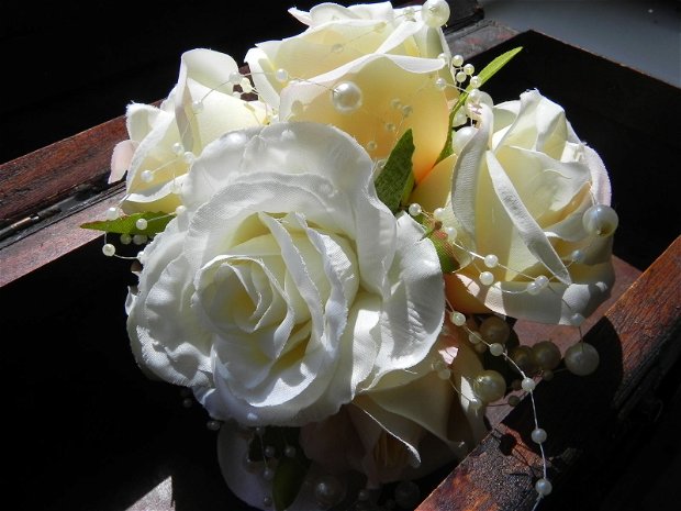 00325 - Buchet trandafiri alb şi crem