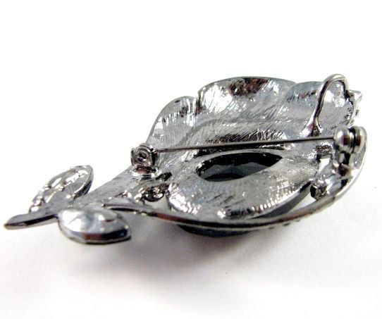 1495 - Pandantiv / brosa, aliaj metalic gun metal, cristale sticla negru hematit, floare