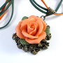 6171 - Colier, pandantiv, trandafir portelan, baza aliaj metalic bronz, snur suede