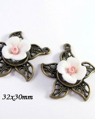 6173 - (2buc) Minipandantive / charms, trandafiri portelan, baza aliaj metalic bronz