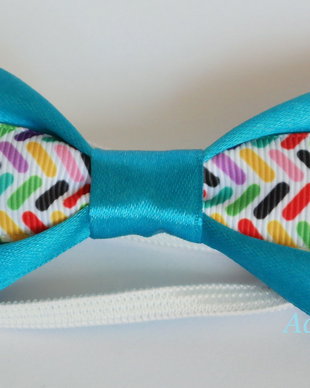 Mini papion colorat fond turquoise