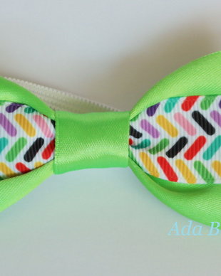 Mini papion colorat fond verde crud