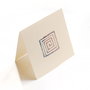 Mini cartonas dublu pentru prezentare produs, eticheta informatii, thank you card cu stampila spirala tribala sculptata manual