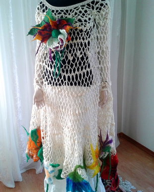 Poncho crosetat, cu flori impaslite - Inceput de toamna vandut