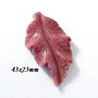 6235 - (1buc) Pandantiv, frunza sculptata, rodonit, roz prafuit