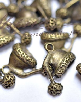 Charm caciulita, bronz antichizat