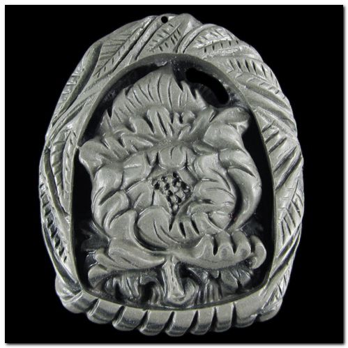 5302 - Pandantiv, jasp ribbon sculptat, floare bujor, 65x54x8mm