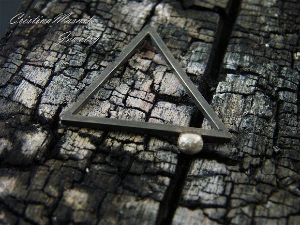 Inel din argint 925 oxidat, triunghi, si bobita de argint reticulat