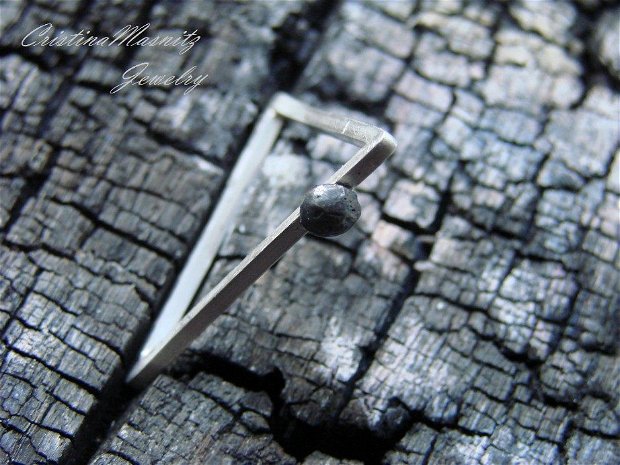 Inel din argint 925, triunghi, si bobita de argint reticulat si oxidat