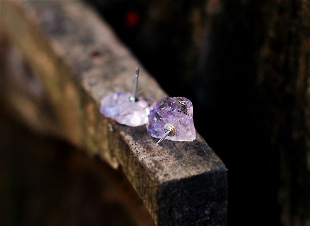 Cercei asimetrici cu cristal de ametist natural nuante de lila deschis si tije de argint 925