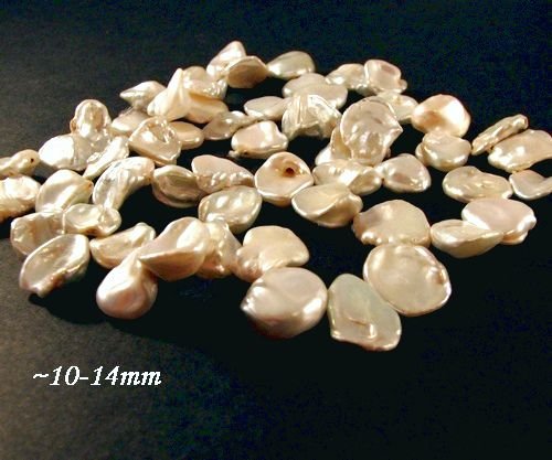 4848 - Sirag perle biwa, alb cu irizatii, fulgi