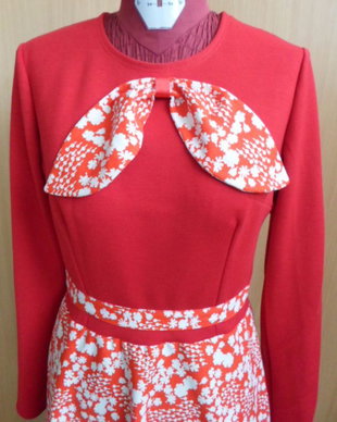 rochie cu flori albe