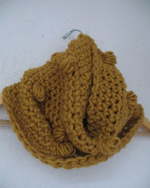 Guler/cowl/fular ocru crosetat