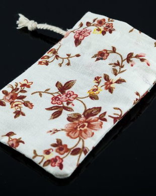 Saculeti din material textil cu flori de cires, 10x5.5cm