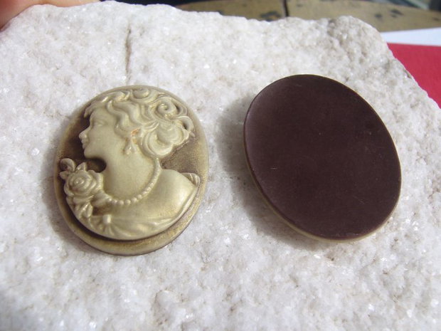 Camee galben aurie aprox 5.5x28x37.5 mm
