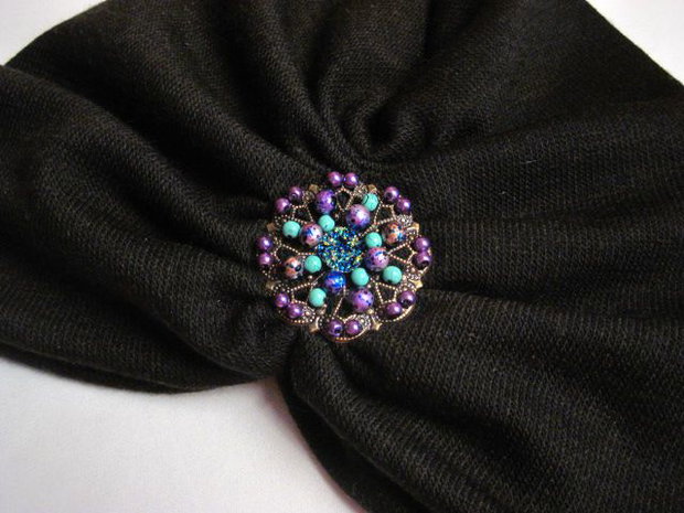 Turban cu accesoriu din margele