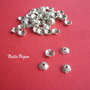 Capacel cu 3 petale argintiu usor antichizat aprox 2.5x8 mm