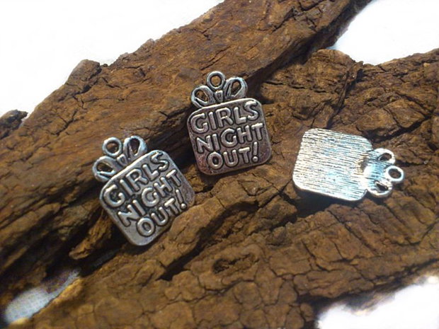 1b Pandantiv charm ,''Girls Night Out''  20x15mm (SALAK 139)
