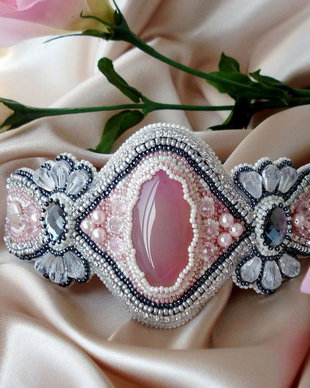 „POWDER ROSE” - Bratara - bead-embroidery art