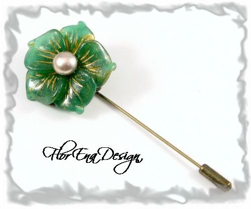 F1114 # Brosa, ac de palarie , floare agata verde, perla tip Mallorca, elemente tehnice aspect bronz