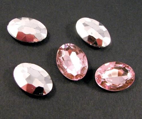 6462 - (5buc) Cabochon, sticla roz transparent, foita argintie, fatetat, oval, 18x13mminisat, prezinta agatatoare.