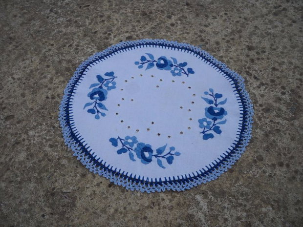 Broderii albastre