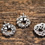 1b Charm argintiu coronita Craciun 20x16mm  (SALAK 152)